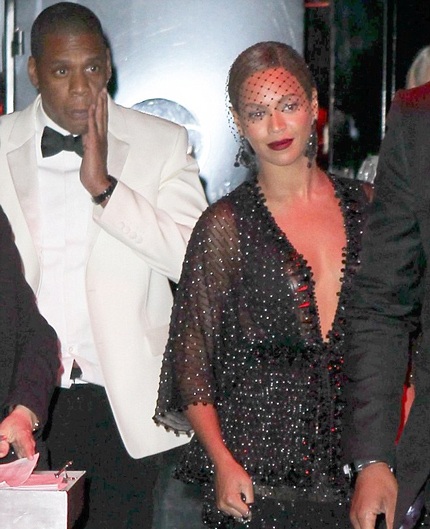 Jay Z lấy tay ôm má sau khi bị em vợ tấn công không thương tiếc