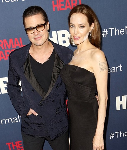 Phấn trang điểm còn lan xuống phần ngực của Angelina Jolie