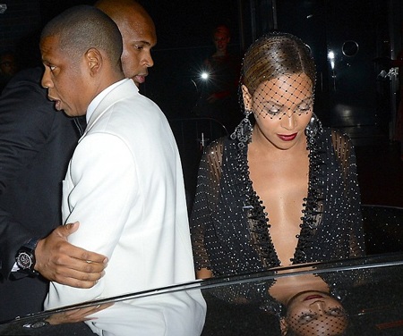 Jay Z và Beyonce cùng bước ra xe ô tô