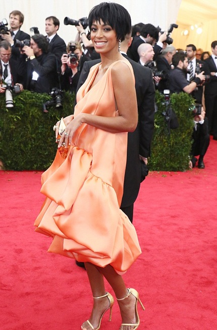 Beyonce Knowles cố cười sau khi chồng bị em gái cho “ăn tát” - 7 Em gái của Beyonce tạo dáng trên thảm đỏ Met Gala trước đó