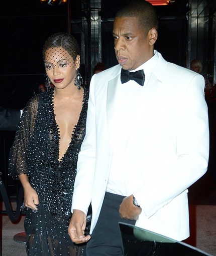 Beyonce Knowles cố cười sau khi chồng bị em gái cho “ăn tát” - 13 Vợ chồng Jay Z nắm tay hạnh phúc sau sự cố