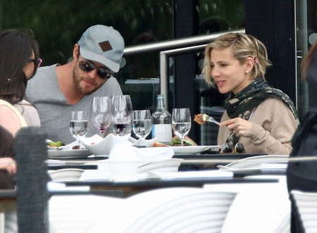 "Thần sấm" Chris Hemsworth hạnh phúc bên vợ con - 4 Hai vợ chồng Chris và Elsa dùng bữa cùng bạn bè.