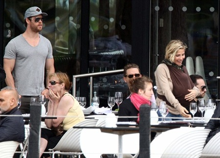 "Thần sấm" Chris Hemsworth hạnh phúc bên vợ con - 5 Hai vợ chồng Chris và Elsa dùng bữa cùng bạn bè.