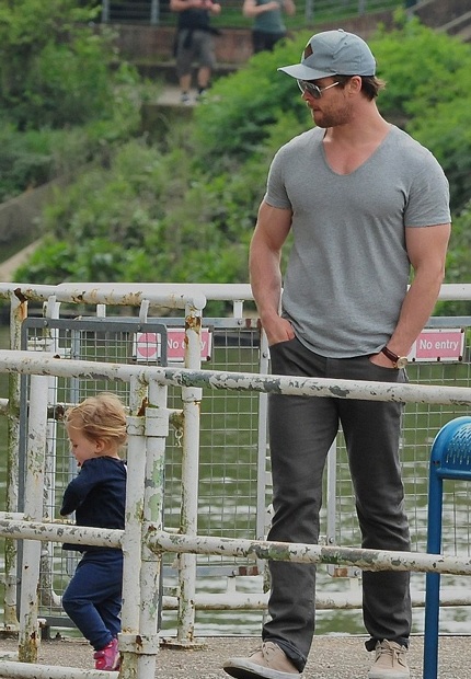 "Thần sấm" Chris Hemsworth hạnh phúc bên vợ con - 8 Chris Hemsworth trông con gái cưng