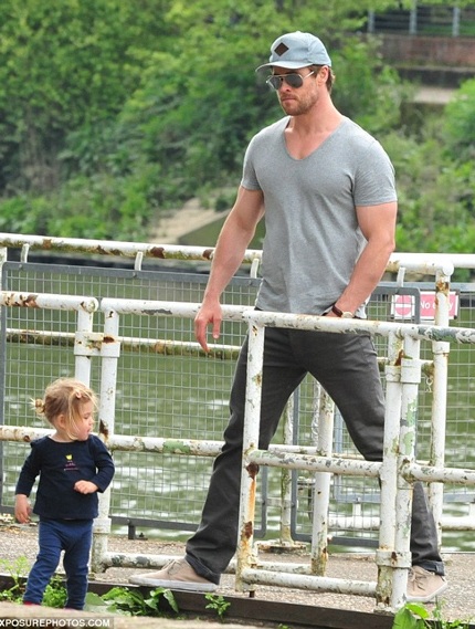 "Thần sấm" Chris Hemsworth hạnh phúc bên vợ con - 9 Chris Hemsworth trông con gái cưng