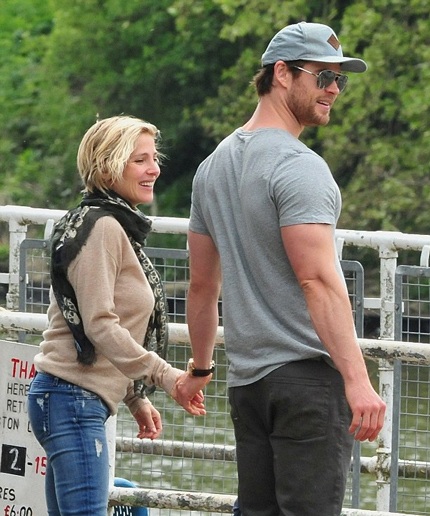 "Thần sấm" Chris Hemsworth hạnh phúc bên vợ con - 18 Vợ chồng Elsa và Chris nắm tay rất hạnh phúc