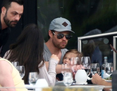 "Thần sấm" Chris Hemsworth hạnh phúc bên vợ con - 7 Hai vợ chồng Chris và Elsa dùng bữa cùng bạn bè.