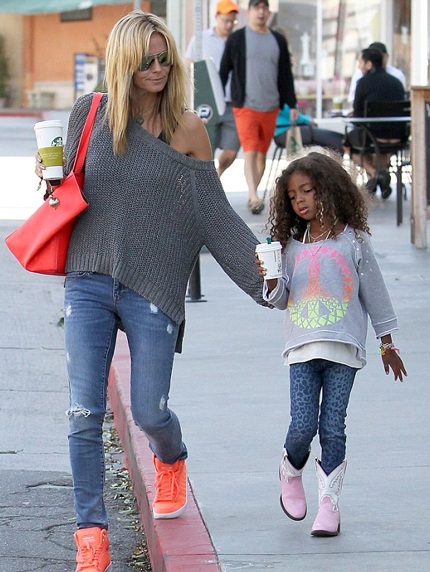 Chân dài 40 tuổi ăn mặc rất trẻ trung với jeans rách, giày thể thao.