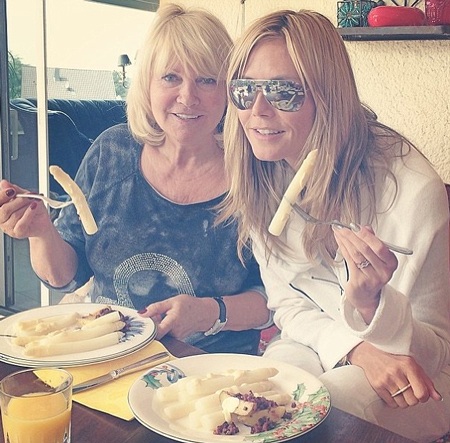 Heidi về thăm mẹ ruột và khoe ảnh chụp chung với bà.