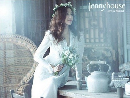 Park Jin Hee chỉ khoe hai bức ảnh cưới duy nhất có hình cô trong ngày trọng đại với người hâm mộ.