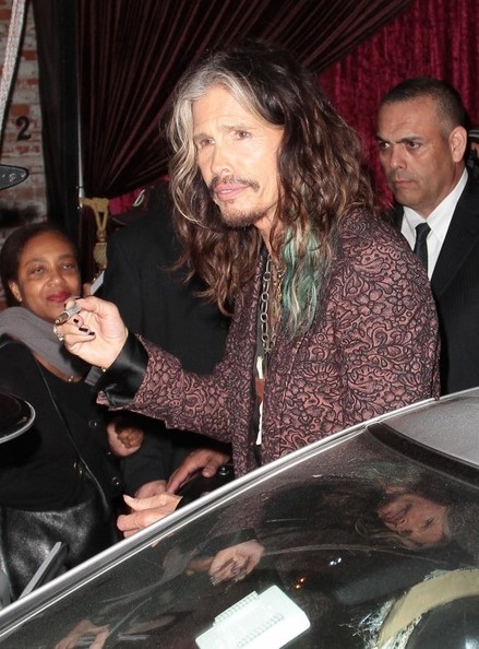 Áo xuyên thấu mỏng manh cũng từng được rocker U70 này khoác lên người.