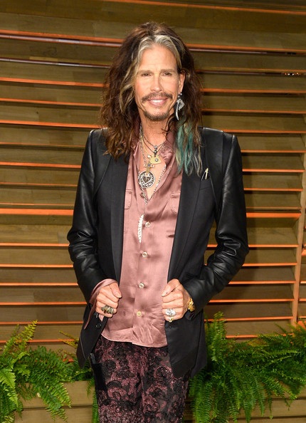 Áo xuyên thấu mỏng manh cũng từng được rocker U70 này khoác lên người.