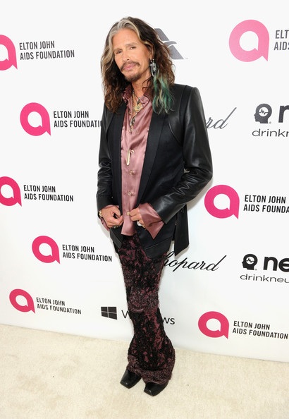 Áo xuyên thấu mỏng manh cũng từng được rocker U70 này khoác lên người.