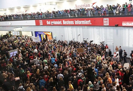 Cử chỉ của Conchita rất giống một cô gái, dịu dàng và nhẹ nhàng.