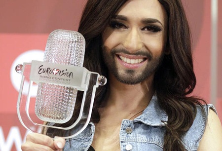 Ảnh thời chưa là "phụ nữ" của quán quân Eurovision - 9 Conchita Wurst hài lòng với cuộc sống hai giới tính của mình.