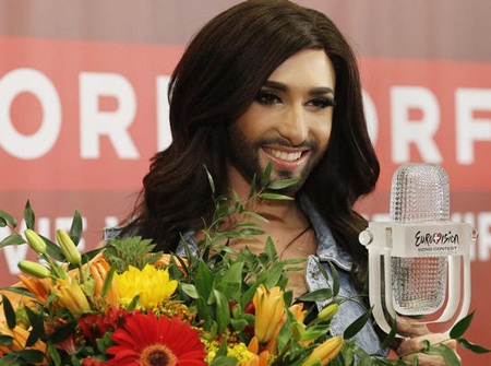 Ảnh thời chưa là "phụ nữ" của quán quân Eurovision - 10 Conchita Wurst hài lòng với cuộc sống hai giới tính của mình.