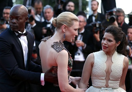 Cate đang cố trấn an America sau cú sốc