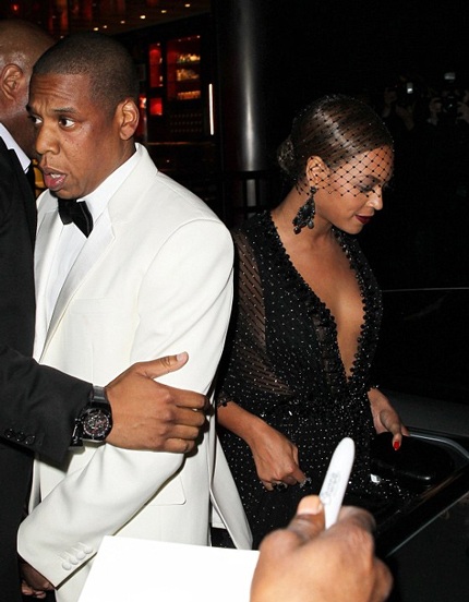 Vợ chồng Beyonce và Jay Z phải đi xe riêng sau khi Jay Z bị em gái Beyonce đấm đạp trong thang máy