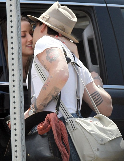 Johnny Depp hôn bạn gái say đắm qua cửa kính ô tô - 1 Johnny Depp và Amber Heard hôn nhau qua cửa sổ ô tô