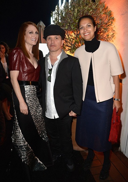 Julianne Moore xách theo túi xách Miu Miu