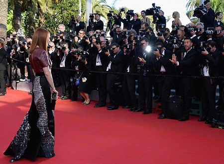 Julianne tạo dáng trước rừng máy ảnh