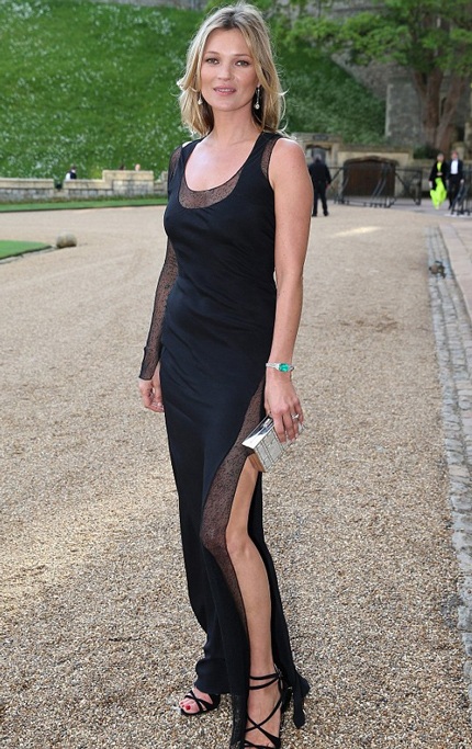 Kate Moss ăn mặc vừa gợi cảm và lịch sự.