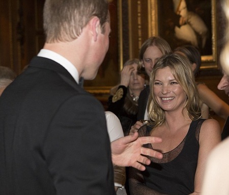 Kate Moss trò chuyện với hoàng tử William