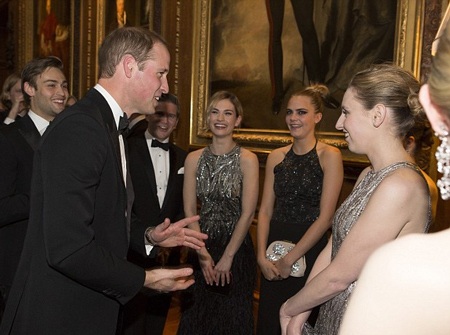 Hoàng tử Willam rất thân thiện khi tiếp xúc với các ngôi sao có mặt tại bữa tiệc