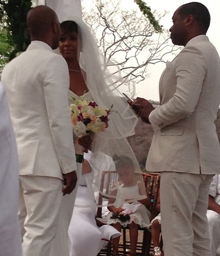 Hé lộ ảnh về đám cưới bí mật của Kelly Rowland - 2 Kelly Rowland hạnh phúc bên ông xã Tim Witherspoon trong đám cưới diễn ra ngày 9/5 vừa rồi.