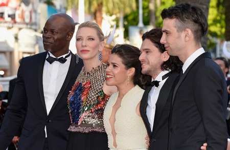 Cate tạo dáng bên các đàn em cũng góp giọng trong bộ phim