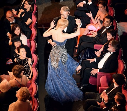 Ngôi sao 46 tuổi vui vẻ khiêu vũ cùng đồng nghiệp người Pháp