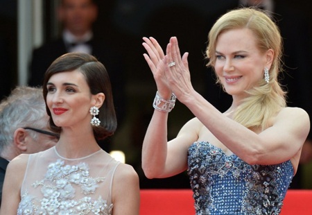 Ngôi sao 46 tuổi vẫy chào người hâm mộ và báo giới.