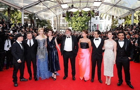 Ngôi sao 46 tuổi vẫy chào người hâm mộ và báo giới.