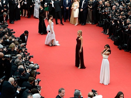 Các người đẹp đang bận rộn tạo dáng trên thảm đỏ