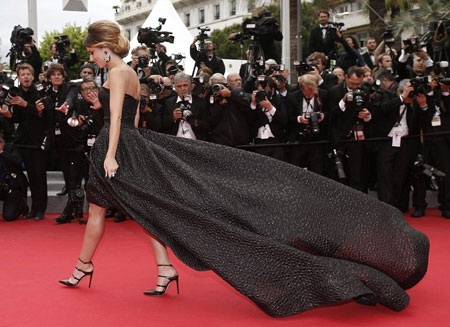 Cheryl bận rộn tạo dáng trên thảm đỏ trước rừng máy ảnh