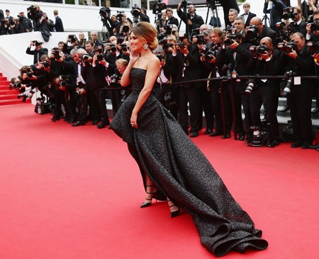 Cheryl bận rộn tạo dáng trên thảm đỏ trước rừng máy ảnh