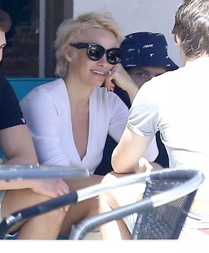 Biểu tượng sex đi dạo phố cùng các con tại Cannes, Pháp, tối 16/5.