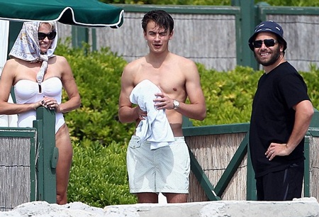 Pamela Anderson trò chuyện vui vẻ cùng con trai