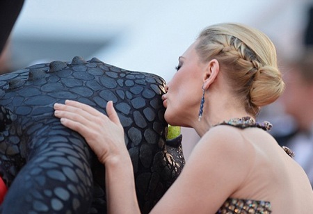 Cate Blanchett tạo dáng và hôn con rồng mẫu, một trong những nhân vật chính của bộ phim