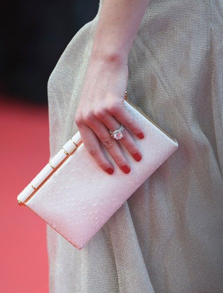 Ngôi sao xinh đẹp nổi bật với màu son môi đỏ rực và kiểu tóc tự nhiên, dịu dàng.