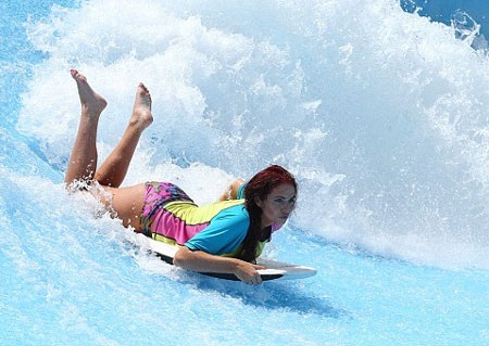 Người đẹp 9X trải nghiệm cảm giác lạ với môn thể thao mạo hiểm.