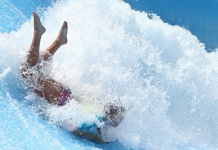 Người đẹp 9X trải nghiệm cảm giác lạ với môn thể thao mạo hiểm.