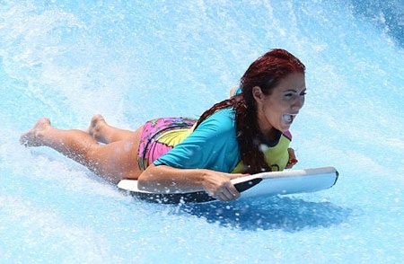 Người đẹp 9X trải nghiệm cảm giác lạ với môn thể thao mạo hiểm.