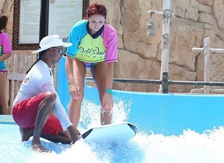 Cô thích thú với mọi trò chơi trong công viên nước, đặc biệt là các trò chơi mạo hiểm.