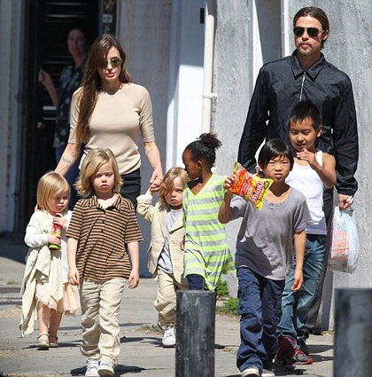Angelina Jolie: "Brad Pitt chính là gia đình của tôi" - 5 Angelina Jolie và Brad Pitt cùng 6 đứa con