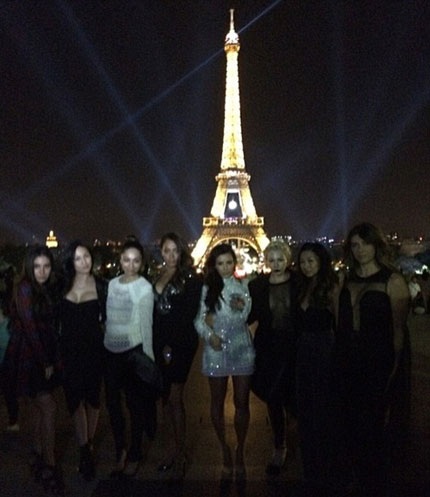 Các người đẹp chụp ảnh kỷ niệm gần tháp Eiffel