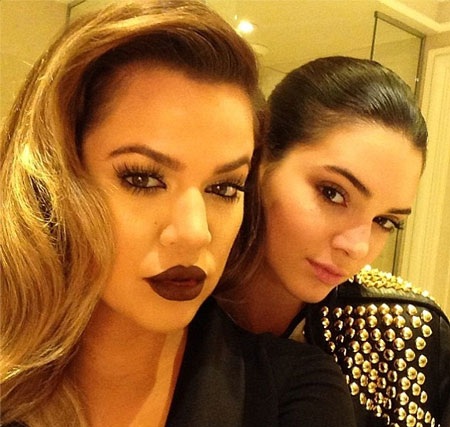 Khloe và Kendall chụp ảnh kỷ niệm ở bàn tiệc