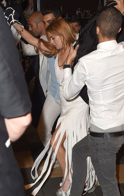 Lindsay Lohan lọt vào ống kính của giới săn tin khi loạng choạng tiến vào trong một khách sạn ở