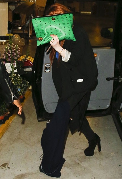 Lindsay Lohan né tránh ống kính giới săn tin hồi tháng 4 vừa rồi khi vừa rời khỏi một hộp đêm.