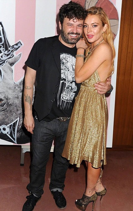 Lindsay Lohan né tránh ống kính giới săn tin hồi tháng 4 vừa rồi khi vừa rời khỏi một hộp đêm.